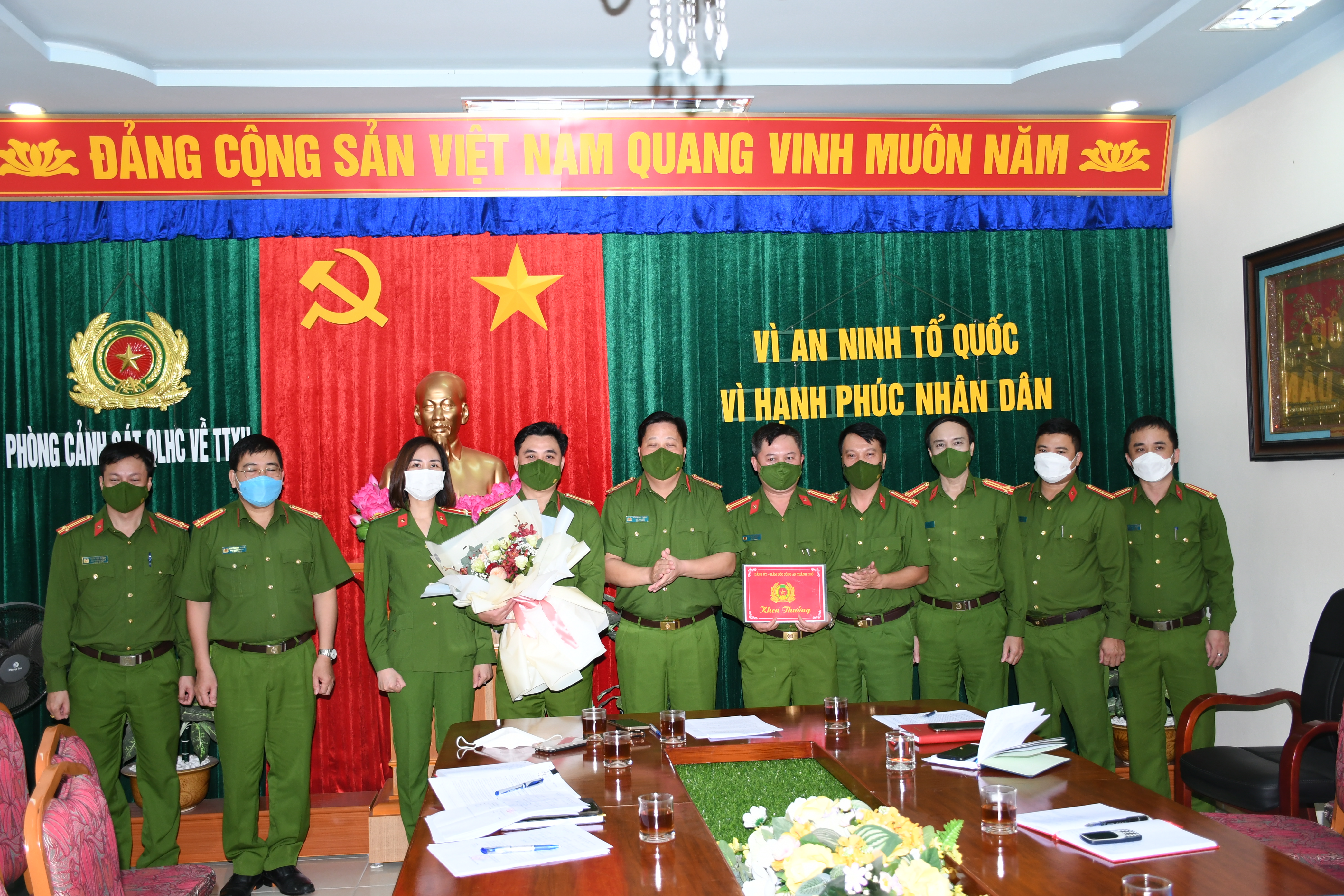 Khen thưởng đột xuất cán bộ chiến sỹ Phòng Cảnh sát Quản lý hành chính về trật tự xã hội